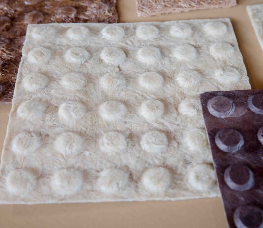 แผ่นปูทางเท้าเพื่อผู้พิการสายตา และผนังไฟเบอร์บอร์ด…นวัตกรรมจากโฟมรีไซเคิล