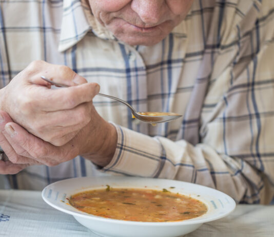 อาการมือเท้าสั่นโดยไม่ทราบสาเหตุ สัญญาณอันตรายใกล้ตัวที่อาจส่งผลต่อชีวิตคุณ