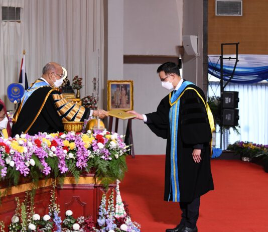 “สาระ ล่ำซำ” รับปริญญา “ดุษฎีบัณฑิตกิตติมศักดิ์” สาขาวิชาการเงิน จากมหาวิทยาลัยหอการค้าไทย
