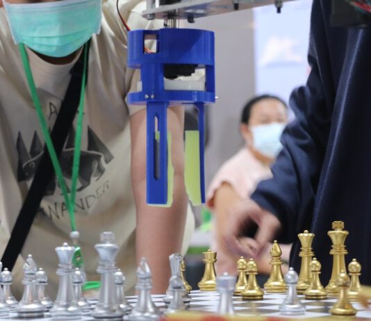 นศ.ฟีโบ้ สร้าง “Chess Robot” หุ่นยนต์เล่นหมากรุกสากล
