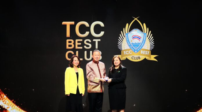 กรุงเทพประกันภัยรับเข็มกลัดเชิดชูเกียรติร่วมชมรมจรรยาบรรณ หอการค้าไทย