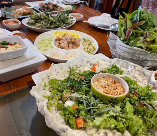 เฮียตี๋ แหนมเนือง ร้านดี ร้านเด่น ถนนเทศบาล 4 ปากเพียว เมืองสระบุรี อาหารอร่อย สถานที่ดี สะสมของเก่า ร้องเต้น ชั้นบนสุดจุดถ่ายรูปชมวิว ฟินฟิน