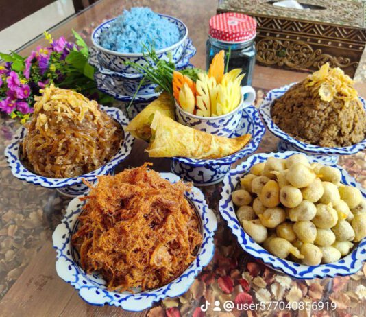 ร้านบ้านข้าวแช่โคราช (ครัวสะหลุงคำ) ข้าวแช่เด่น พร้อมเมนูสี่ภาค