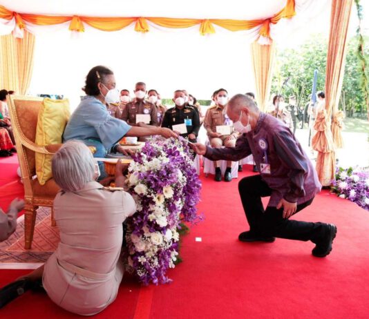 ชัย โสภณพนิช เข้ารับพระราชทานของที่ระลึก ในพิธีเปิดอาคารพิพิธภัณฑ์เก๋งจีนหลวงปู่แบน ธนากโร วัดดอยธรรมเจดีย์