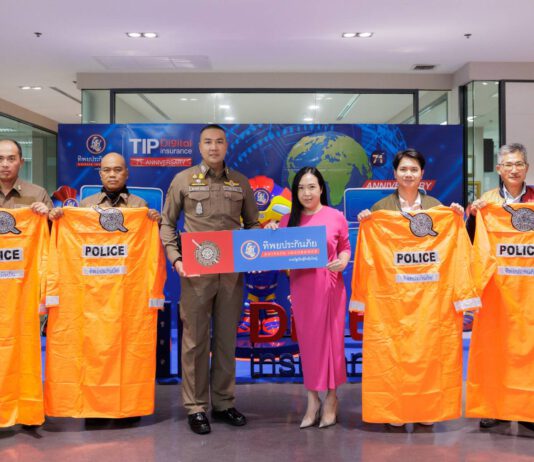 ทิพยประกันภัย มอบเสื้อกันฝนและเสื้อกั๊กสะท้อนแสง สน.วังทองหลาง