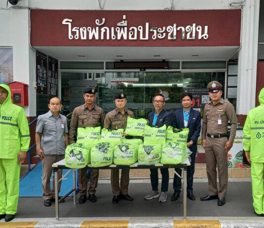 กรุงเทพประกันชีวิต ใส่ใจห่วงใยเจ้าหน้าที่ตำรวจ สนับสนุนชุดกันฝนเพื่อความปลอดภัยในการปฏิบัติงาน