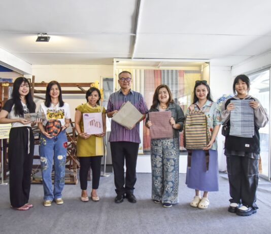 พลังคนรุ่นใหม่ต่อยอดการออกแบบผลิตภัณฑ์ผ้าพื้นเมืองให้กับศูนย์หัตถกรรมทอผ้าบ้านเขาเต่า