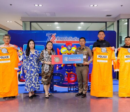ทิพยประกันภัย มอบเสื้อกันฝนให้กับเจ้าหน้าที่ตำรวจ สน.บางเขน เพื่อใช้ปฏิบัติงานในช่วงหน้าฝน