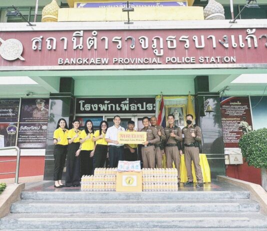 มิสเตอร์. ดี.ไอ.วาย. ส่งต่อความห่วงใยช่วงเทศกาลสงกรานต์ 2567 มอบน้ำดื่มและเสื้อกันฝน แก่สถานีตำรวจภูธรบางปู-บางแก้ว จังหวัดสมุทรปราการ
