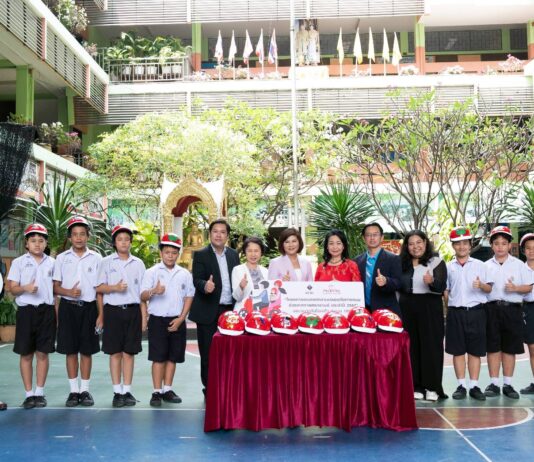 พรูเด็นเชียล ประเทศไทย ร่วมกับ คปภ. มอบหมวกนิรภัยให้เด็กนักเรียน รณรงค์ความปลอดภัยทางถนน