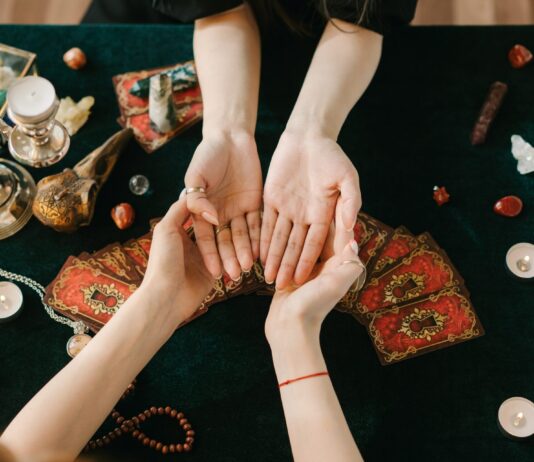 มองอย่างเข้าใจ ไสยศาสตร์ในวิถีเมือง ตัวช่วยรับมือโลกป่วนและความเปลี่ยวเหงา