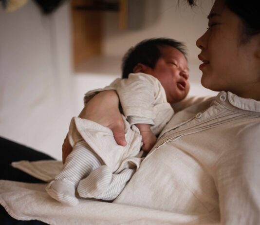 แพทย์เฉพาะทางไขข้อข้องใจ! ทำไมคุณแม่หลังคลอดมักมีอาการปวดหลัง?