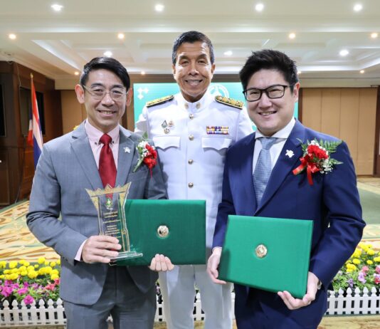 พรูเด็นเชียล ประเทศไทย รับโล่รางวัลพร้อมประกาศเกียรติคุณจากกรุงเทพมหานคร