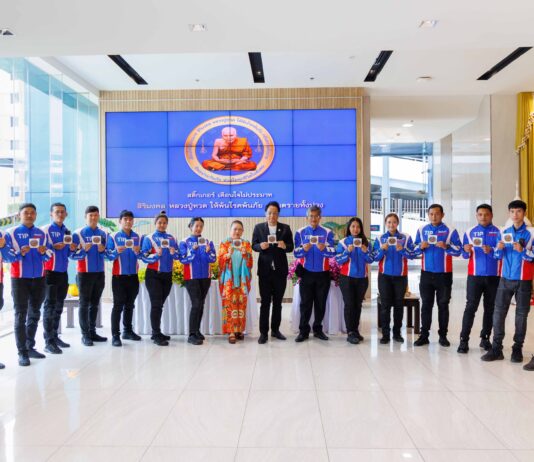 ทิพยประกันภัย เสริมพลังใจช่วงเทศกาลสงกรานต์ มอบสติ๊กเกอร์หลวงปู่ทวด เตือนใจไม่ประมาท