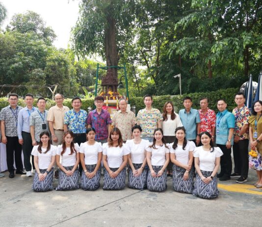 กรุงเทพประกันภัยจัดพิธีทำบุญในโอกาสครบรอบ 78 ปี พร้อมกับพิธีรดน้ำดำหัวขอพรจากผู้บริหาร เพื่อสืบสานประเพณีไทย