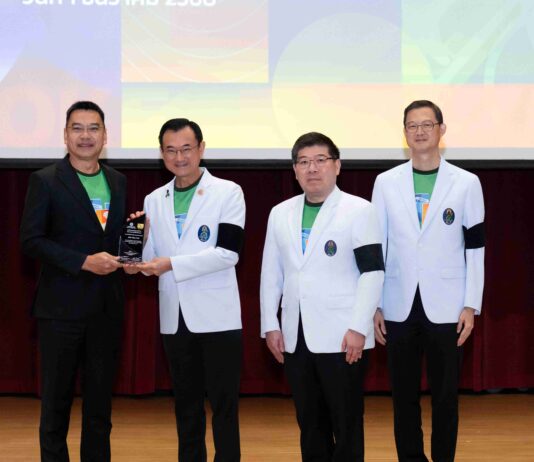 เอไอเอ ประเทศไทย รับโล่เกียรติคุณในฐานะผู้ให้การสนับสนุนโครงการ เดิน วิ่ง ปั่น ป้องกันอัมพาต ครั้งที่ 11