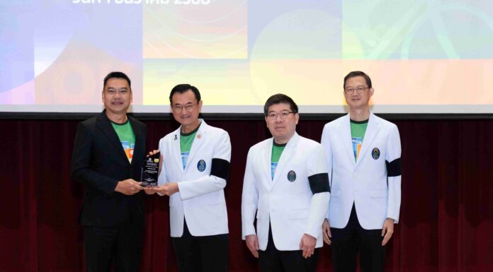 เอไอเอ ประเทศไทย รับโล่เกียรติคุณในฐานะผู้ให้การสนับสนุนโครงการ เดิน วิ่ง ปั่น ป้องกันอัมพาต ครั้งที่ 11