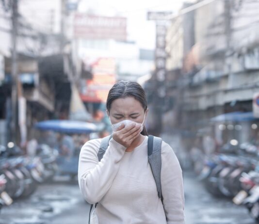 ฝุ่นร้ายทำลายสมอง แพทย์ รพ.วิมุต เตือน สูดฝุ่น “PM2.5” ไม่ใช่แค่ปอดพัง ย้ำคนไทยเลี่ยงวันฝุ่นหนา-สวม N95 เซฟสมองก่อนเป็นอัลไซเมอร์-พาร์กินสันก่อนวัย