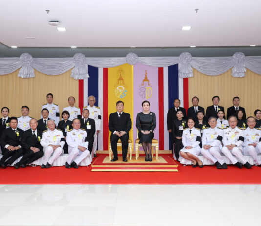 พระบาทสมเด็จพระเจ้าอยู่หัว และ สมเด็จพระนางเจ้า ฯ พระบรมราชินี เสด็จพระราชดำเนินไปทรงเปิดพระราชานุสาวรีย์ สมเด็จพระมหิตลาธิเบศร อดุลยเดชวิกรม พระบรมราชชนก ประทับคู่ สมเด็จพระศรีนครินทราบรมราชชนนี ณ โรงพยาบาลศูนย์การแพทย์มหาวิทยาลัยแม่ฟ้าหลวง จังหวัดเชียงราย