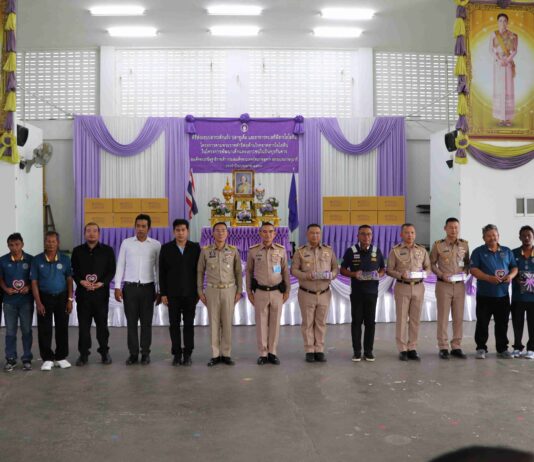 “ท่าเรือประจวบ” สนับสนุนสมาคมชาวประมงบางสะพาน เข้าโครงการน้อมเกล้าฯ ถวายปลากะตักแห้ง เกลือไอโอดีน