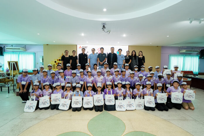 02. คณะผู้บริหาร และน้องๆ นักเรียน