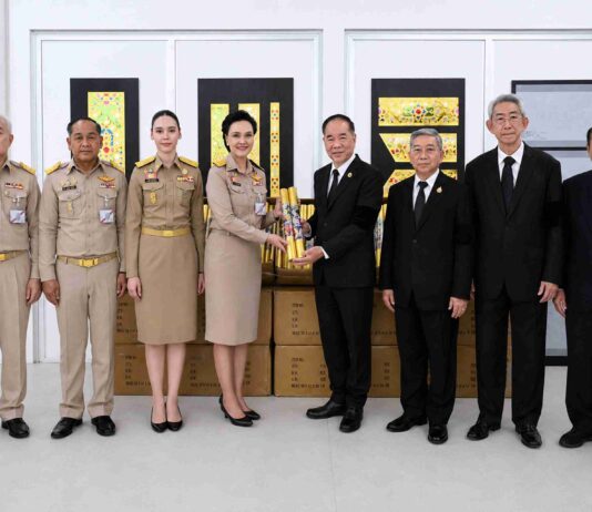 สมาคมวิเทศพาณิชย์ไทย-จีน มอบกระดาษทองย่น สนับสนุนการจัดสร้างพระเมรุมาศ ถวายเป็นพระราชกุศลแด่ สมเด็จพระนางเจ้าสิริกิติ์ พระบรมราชินีนาถ พระบรมราชชนนีพันปีหลวง