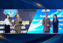 แฟลช เอ็กซ์เพรส ยืน 1 พันธมิตรความมั่นคง คว้า 2 โล่เกียรติคุณ กองปราบ / บก.ปอท. ตอกย้ำความร่วมมือภาครัฐในการสนับสนุนการปฏิบัติภารกิจตลอดปี 2568